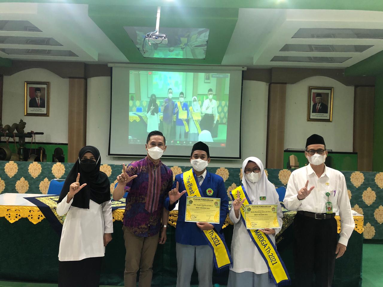 Ferry Anggara bersama Kepala Madrasah, Kepala Perpustakaan dan Pemenang Best Reader 2021