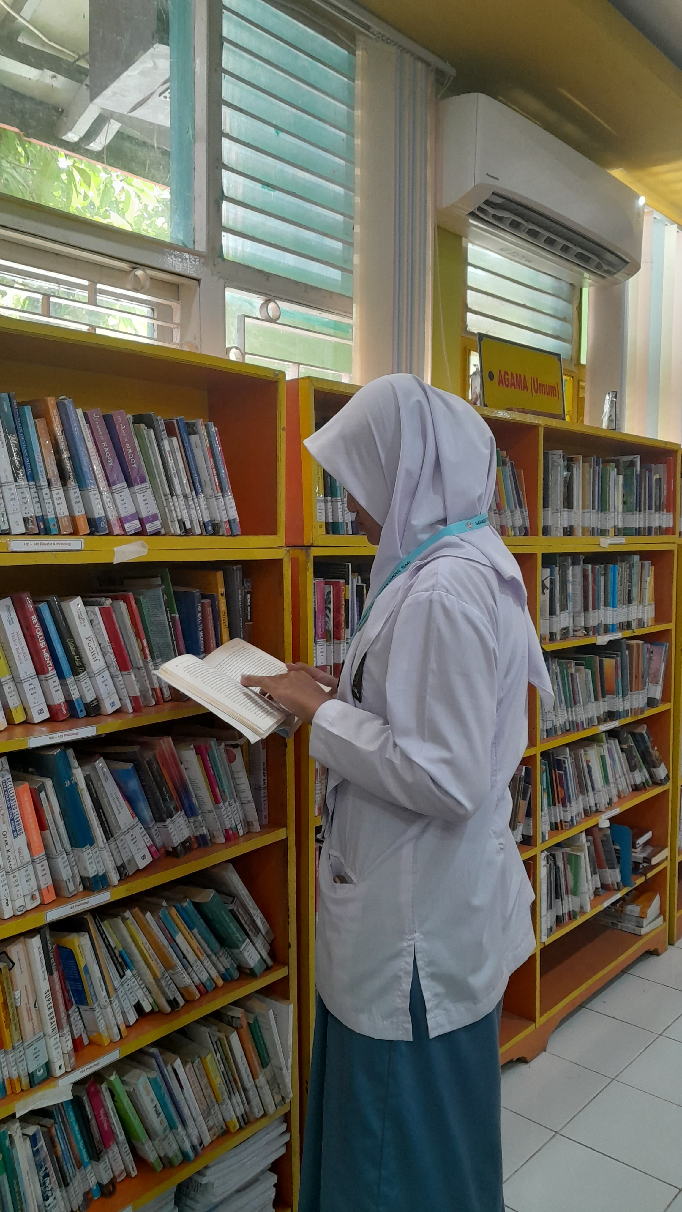 (siswa memilih buku)