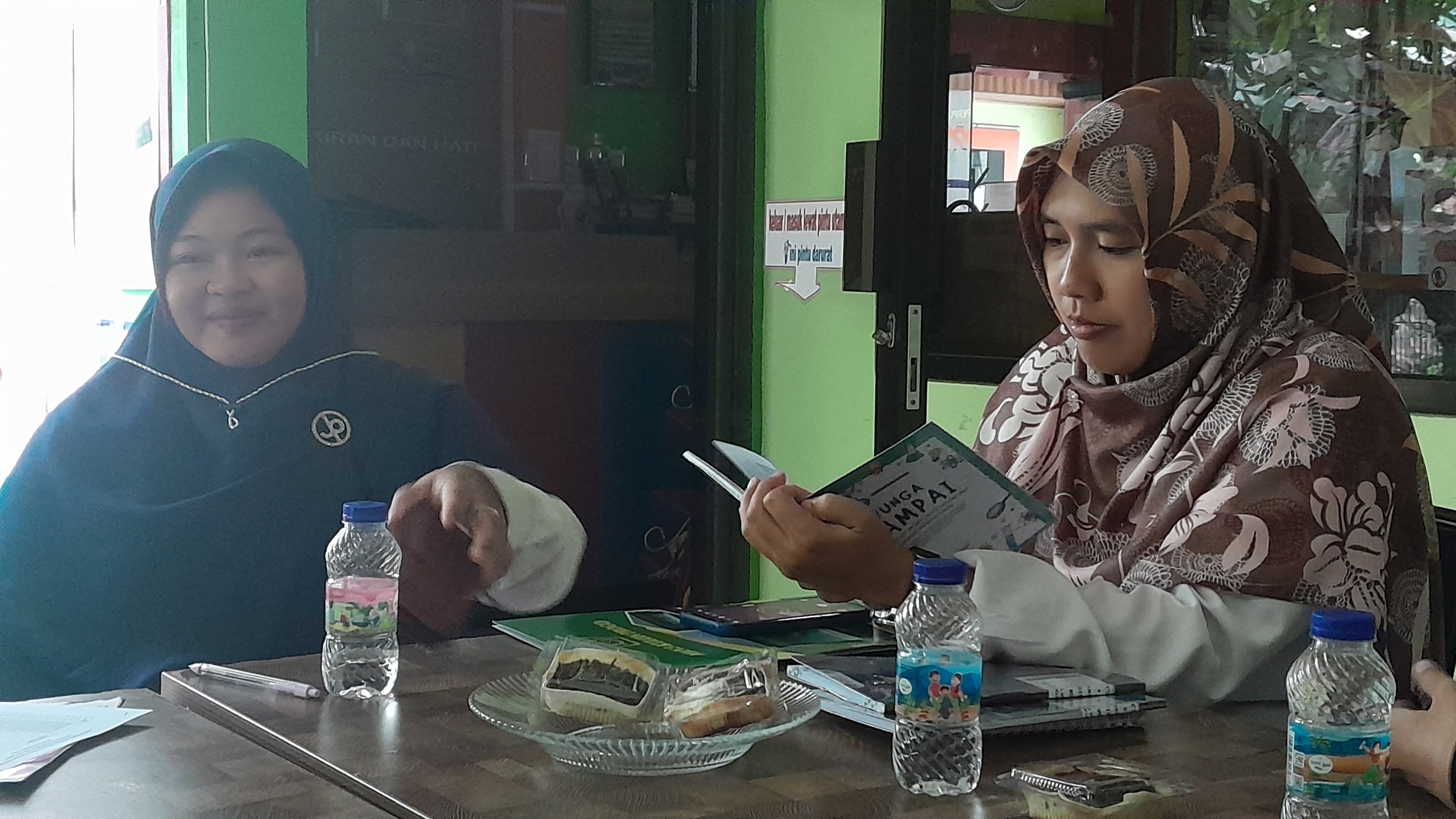 (pustakawan melihat karya local content)